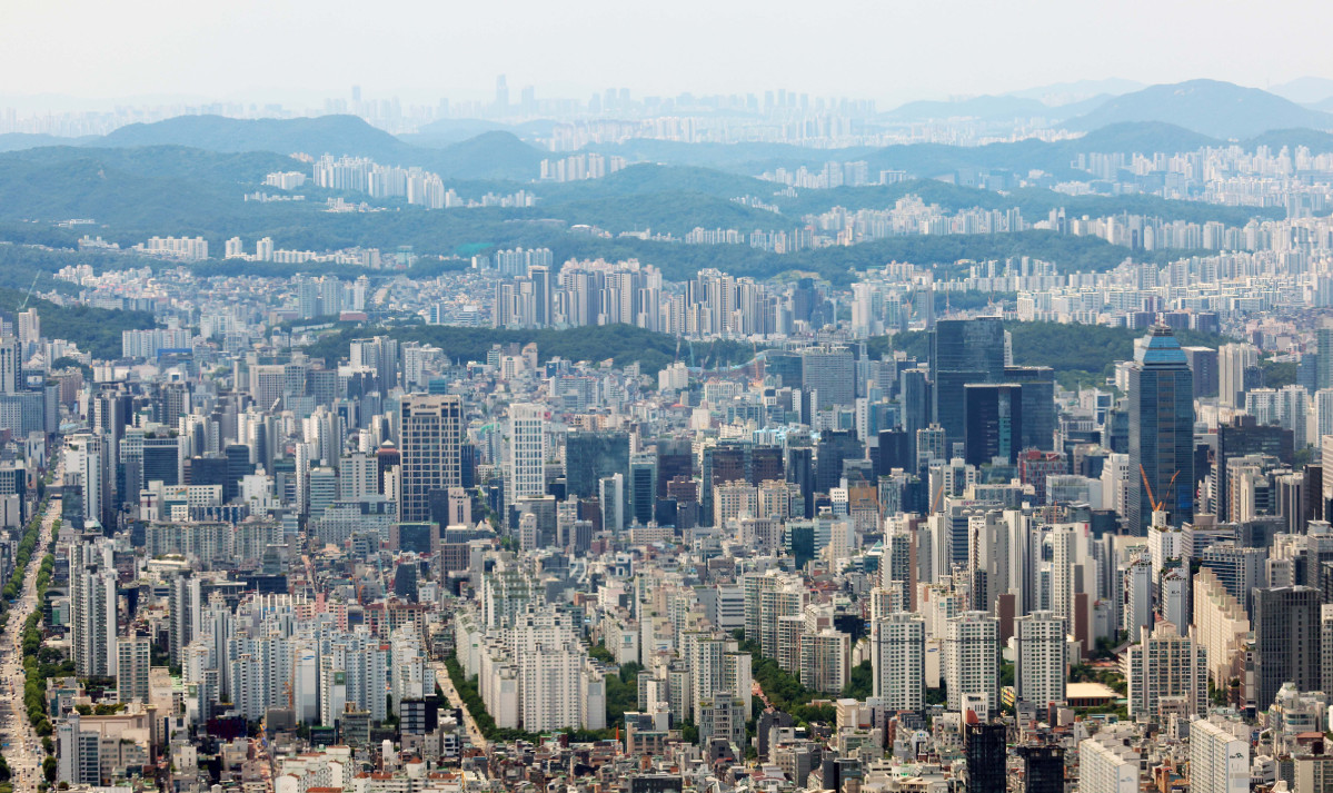 ▲정부가 조만간 주택공급대책을 제시할 예정인 가운데 10일 서울 송파구 롯데월드타워에서 바라본 서울 시내에 아파트가 빽빽하게 서 있다. 신태현 기자 holjjak@