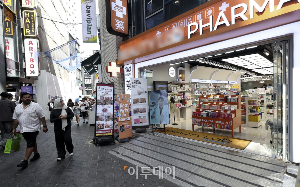 ▲무더위가 이어지고 있는 10일 서울 중구 명동 거리의 상점이 개문냉방 영업을 하고 있다. 한국에너지공단의 연구 결과에 따르면 냉방 중 문을 개방한 채 영업하는 행위는 냉방에 필요한 전력량을 약 1.7배 증가시키는 것으로 나타났다. 불필요한 전력 소비를 늘려 폭염 시기 전력 피크 부하를 키우는 대표적인 에너지 낭비 사례로 손꼽힌다. 고성준 기자 joonko1@