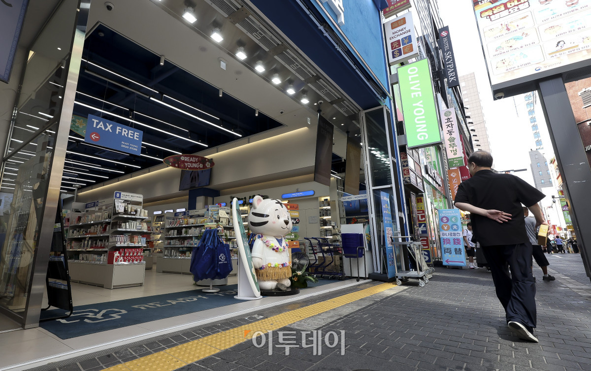 ▲무더위가 이어지고 있는 10일 서울 중구 명동 거리의 상점이 개문냉방 영업을 하고 있다. 한국에너지공단의 연구 결과에 따르면 냉방 중 문을 개방한 채 영업하는 행위는 냉방에 필요한 전력량을 약 1.7배 증가시키는 것으로 나타났다. 불필요한 전력 소비를 늘려 폭염 시기 전력 피크 부하를 키우는 대표적인 에너지 낭비 사례로 손꼽힌다. 고성준 기자 joonko1@