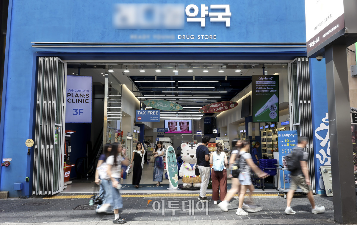 ▲무더위가 이어지고 있는 10일 서울 중구 명동 거리의 상점이 개문냉방 영업을 하고 있다. 한국에너지공단의 연구 결과에 따르면 냉방 중 문을 개방한 채 영업하는 행위는 냉방에 필요한 전력량을 약 1.7배 증가시키는 것으로 나타났다. 불필요한 전력 소비를 늘려 폭염 시기 전력 피크 부하를 키우는 대표적인 에너지 낭비 사례로 손꼽힌다. 고성준 기자 joonko1@