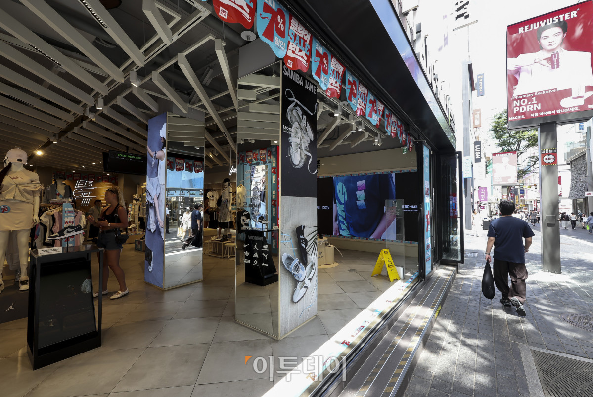 ▲무더위가 이어지고 있는 10일 서울 중구 명동 거리의 상점이 개문냉방 영업을 하고 있다. 한국에너지공단의 연구 결과에 따르면 냉방 중 문을 개방한 채 영업하는 행위는 냉방에 필요한 전력량을 약 1.7배 증가시키는 것으로 나타났다. 불필요한 전력 소비를 늘려 폭염 시기 전력 피크 부하를 키우는 대표적인 에너지 낭비 사례로 손꼽힌다. 고성준 기자 joonko1@