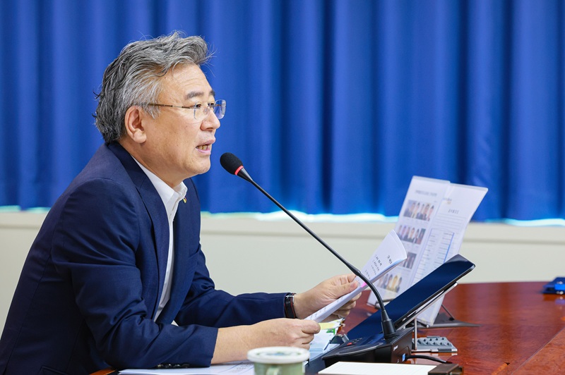 ▲천호성 전북특별자치도교육감이 10일 도교육청에서 열린 주간정책회의에서 수업 우수교사 발굴·포상과 교육 특례 발굴 등 주요 현안을 논의하고 있다. (사진제공=전북특별자치도교육청)