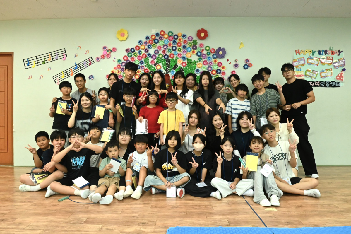 ▲전북대학교 신문방송사 학생들이 김제시 지역아동센터 아동들과 함께 콘텐츠 공동 제작 프로그램에 참여한 뒤 기념촬영을 하고 있다. (사진제공=전북대학교)