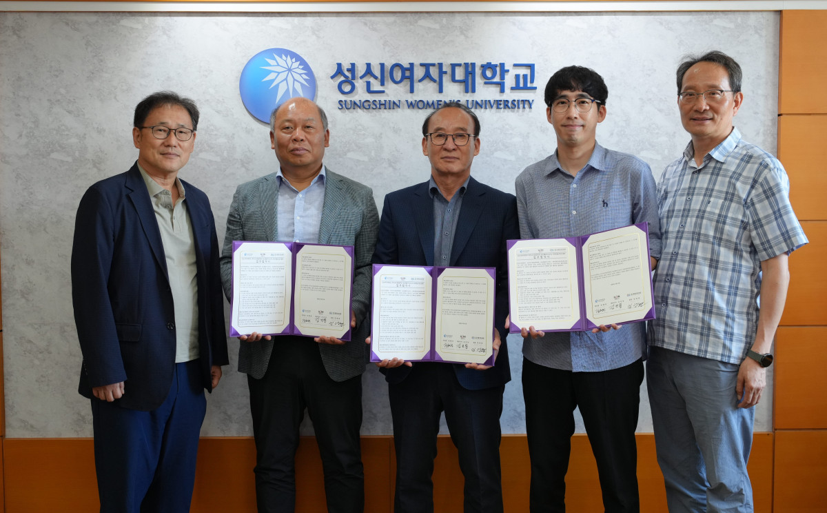 ▲(왼쪽부터)성신여대 이성근 총장, 영월산업진흥원 엄광열 원장, 일진웰바이오 김진동 대표이사, 성신여대 현정은 바이오식품공학과 교수, 전용필 공과대학장. (사진=성신여대)