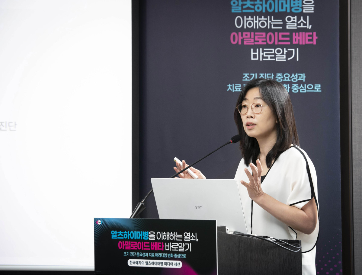 ▲문소영 아주대병원 신경과 교수가 ‘알츠하이머병을 이해하는 열쇠, 아밀로이드 베타 바로알기’ 미디어 세션에서 발표하고 있다. (사진제공=한국에자이)