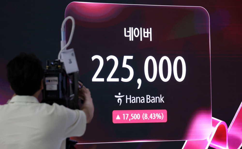 ▲7월 27일 서울 중구 하나은행 딜링룸 전광판에 네이버 주가가 표시되고 있다. 이날 네이버는 엔비디아를 대상으로 10억 달러(약 1조4809억원) 규모의 제3자배정 유상증자를 결정했다고 공시했다. 주가는 전 거래일보다 1만7500원(8.43%) 급등한 22만5000원에 마감했다. 고이란 기자 photoeran@ (이투데이DB)