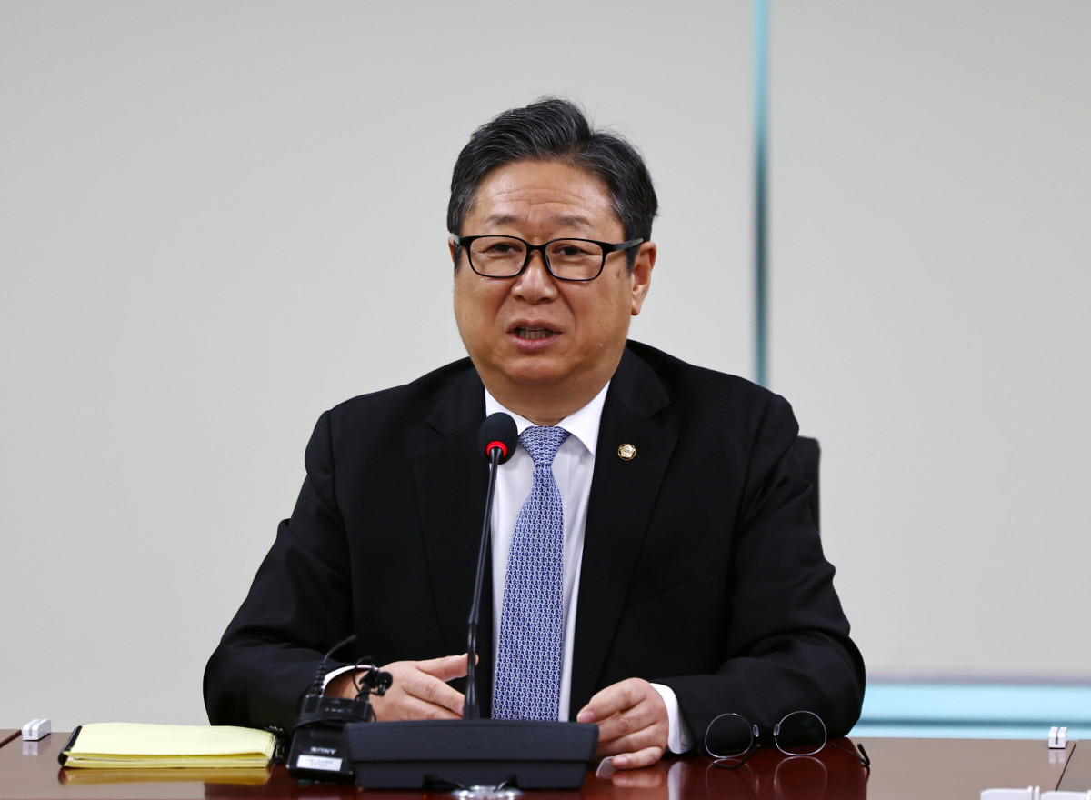 ▲황희 더불어민주당 의원이 올해 1월 6일 오후 서울 여의도 국회 의원회관에서 부동산 정책방향 간담회를 하고 있다. 사진=뉴시스