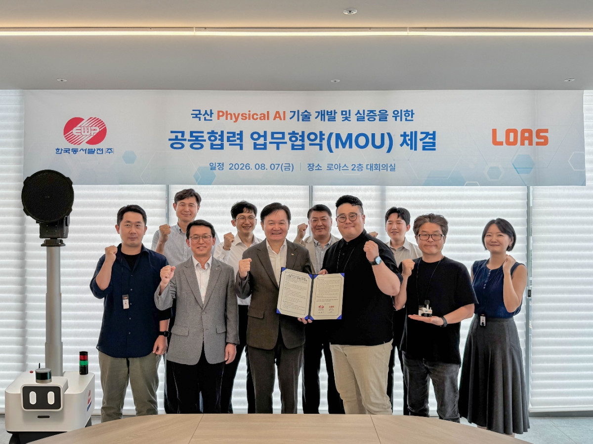 ▲김봉빈 한국동서발전 기술안전부사장(왼쪽에서 세번째), 이재현 로아스 대표이사 및 관계자들이 ‘국산 로봇 플랫폼 기반 물리 인공지능(Physical AI) 기술개발 및 실증을 위한 업무협약(MOU)’ 체결 후 기념사진을 촬영하고 있다. (사진제공=한국동서발전)