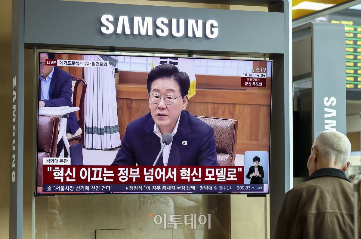 ▲10일 오후 서울 용산구 서울역 대합실에 대규모 지역 투자 사업인 '3대 메가프로젝트' 2차 민관 합동 점검회의가 생중계 되고 있다. 이날 이재명 대통령은 청와대에서 민관 합동 회의를 열고 '3대 메가프로젝트'의 추진 상황을 직접 점검한다. 고성준 기자 joonko1@