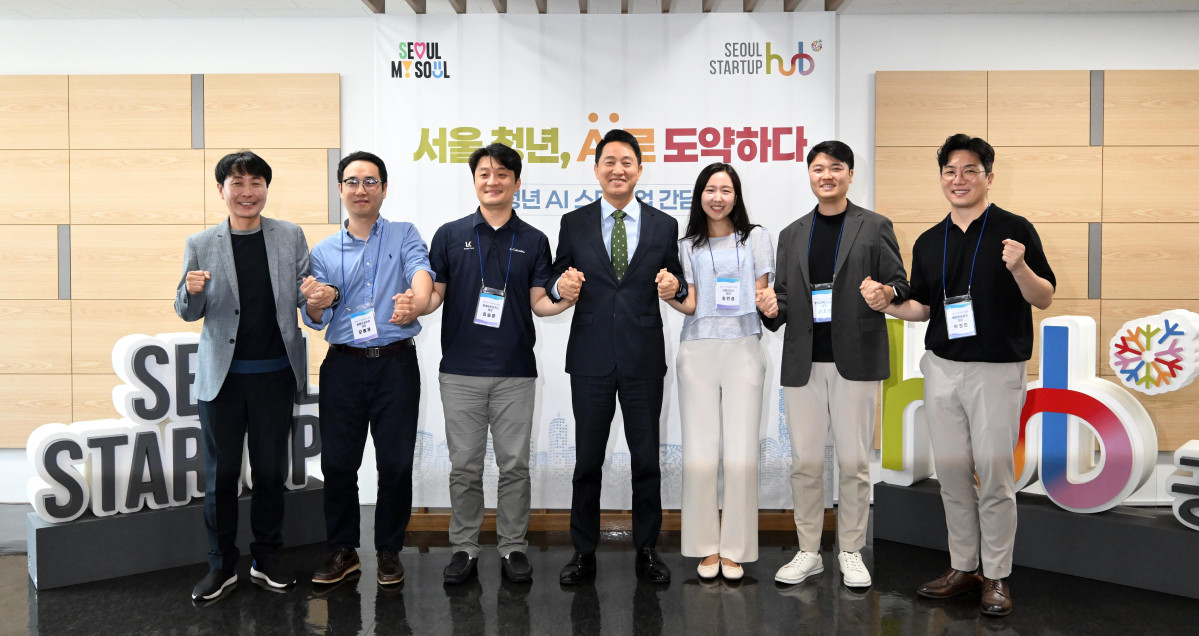 ▲오세훈 서울시장이 10일 서울 마포구 서울창업허브 공덕에서열린 ‘청년 AI 스타트업 간담회’에서 청년 창업가들과 기념촬영을 하고 있다. 신태현 기자 holjjak@