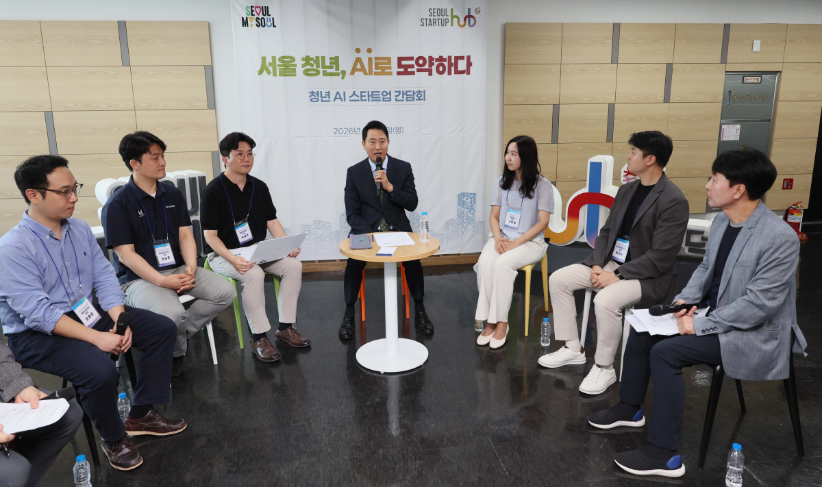 ▲오세훈 서울시장이 10일 서울 마포구 서울창업허브 공덕에서열린 ‘청년 AI 스타트업 간담회’에서 청년 창업가들과 대화를 하고 있다. 신태현 기자 holjjak@