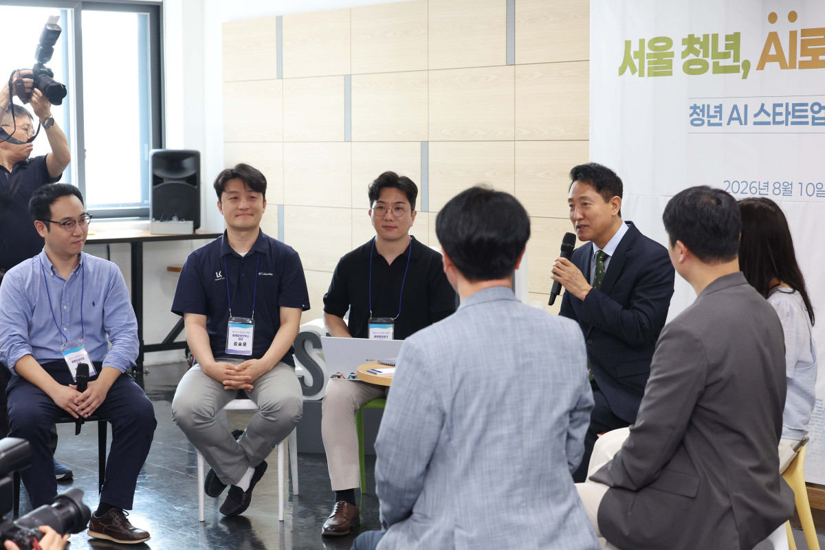 ▲오세훈 서울시장이 10일 서울 마포구 서울창업허브 공덕에서열린 ‘청년 AI 스타트업 간담회’에서 청년 창업가들과 대화를 하고 있다. 신태현 기자 holjjak@