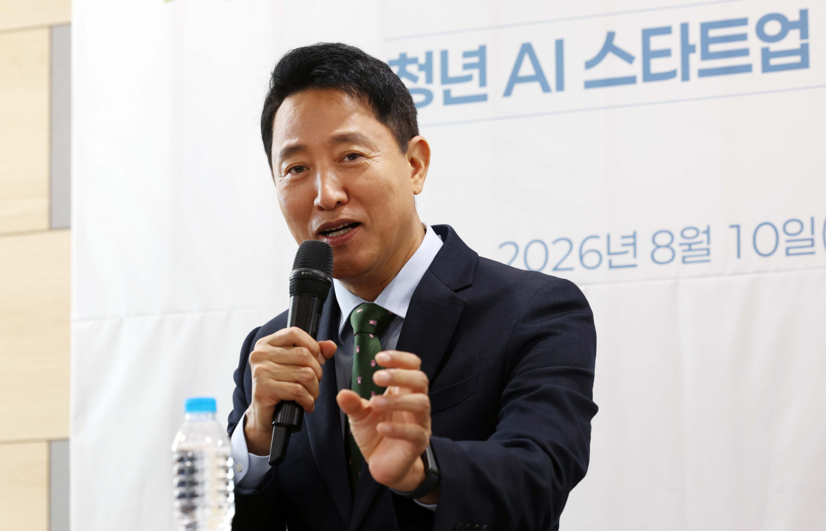 ▲오세훈 서울시장이 10일 서울 마포구 서울창업허브 공덕에서열린 ‘청년 AI 스타트업 간담회’에서 청년 창업가들과 대화를 하고 있다. 신태현 기자 holjjak@
