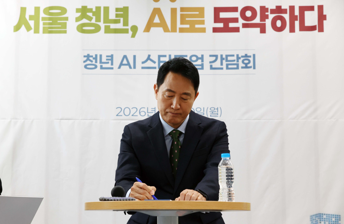 ▲오세훈 서울시장이 10일 서울 마포구 서울창업허브 공덕에서열린 ‘청년 AI 스타트업 간담회’에서 청년 창업가의 발언을 듣고 있다. 신태현 기자 holjjak@