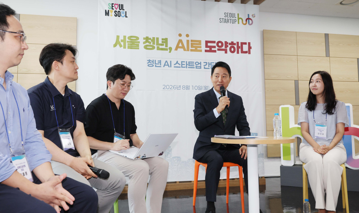 ▲오세훈 서울시장이 10일 서울 마포구 서울창업허브 공덕에서열린 ‘청년 AI 스타트업 간담회’에서 청년 창업가들과 대화를 하고 있다. 신태현 기자 holjjak@