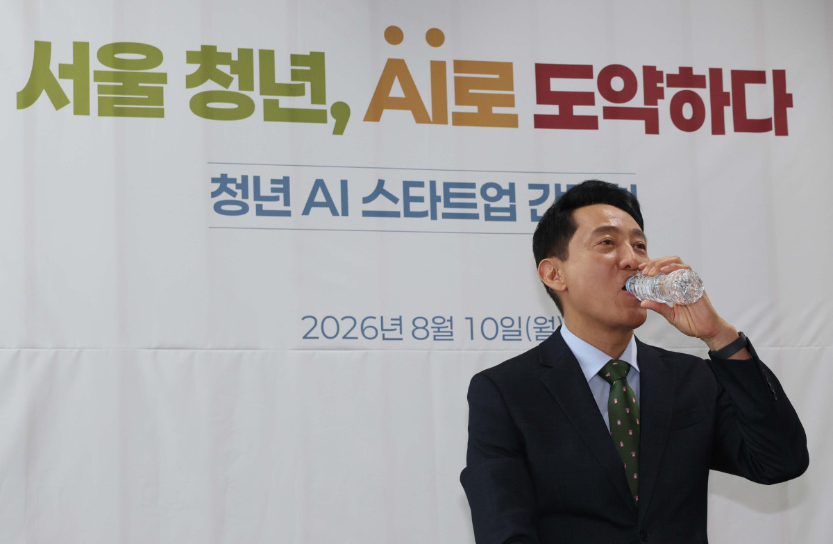▲오세훈 서울시장이 10일 서울 마포구 서울창업허브 공덕에서열린 ‘청년 AI 스타트업 간담회’에서 청년 창업가들과 대화에 앞서 물을 마시고 있다. 신태현 기자 holjjak@