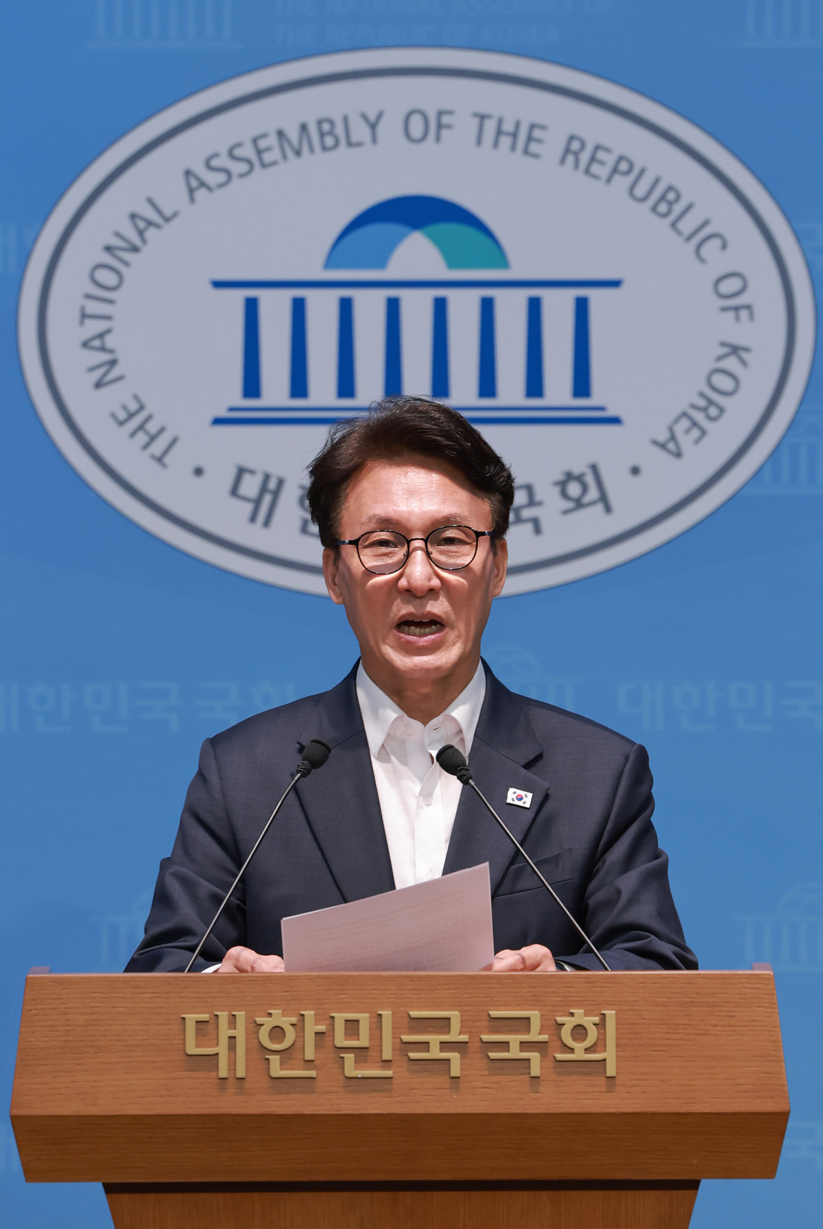 ▲더불어민주당 김민석 당 대표 후보가 10일 국회 소통관에서 당 대표 당선 시 3대 메가프로젝트 성공을 당 1호 과제로 추진하고 강릉 국회의원 보궐선거를 즉각 준비하는 등 공약과 관련해 기자회견 하고 있다. 2026.8.10 (사진=연합뉴스)