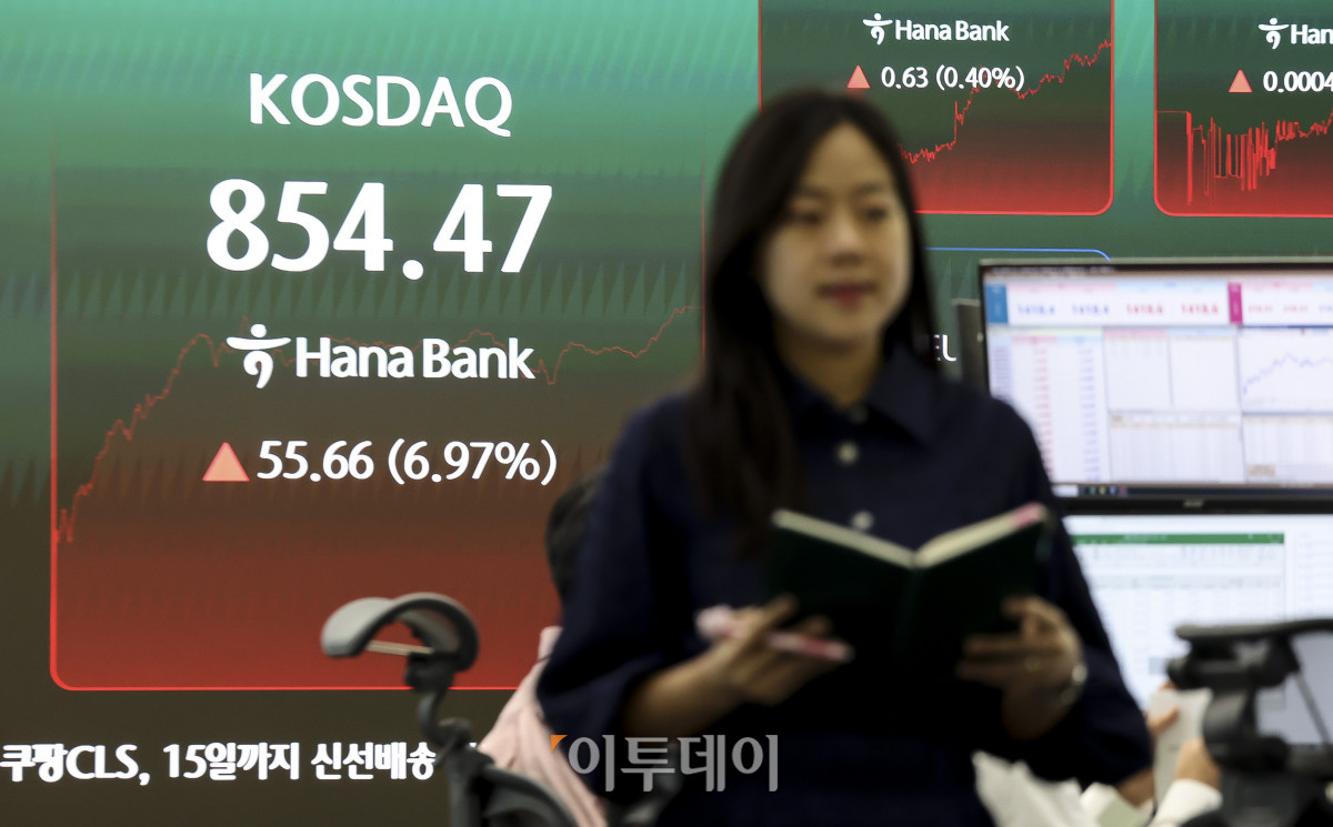 ▲10일 오후 서울 중구 하나은행 딜링룸 전광판에 코스닥 지수가 표시되고 있다. 이날 코스피는 전 거래일보다 0.65% 오른 6,299.66, 코스닥은 6.97% 오른 854.47에 마감했다. 코스닥은 장중 6%대 급등세를 보이며 유가증권시장에 프로그램매수호가 일시효력정지(매수 사이드가)가 발동되기도 했다. 고성준 기자 joonko1@
