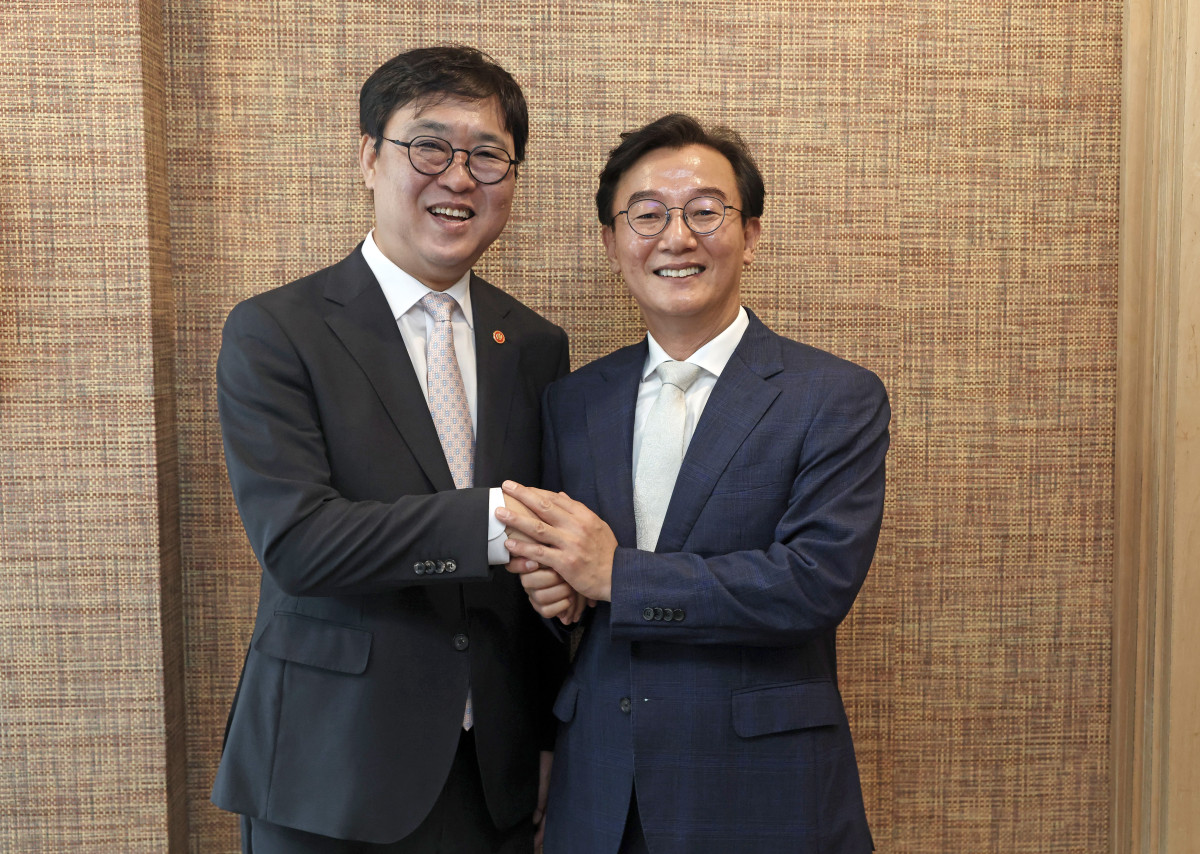 ▲최휘영 문화체육관광부 장관이 10일 '2026 부산 세계도서관정보대회' 개회식 참석을 위해 부산을 방문해 해운대구의 한 식당에서 전재수 부산광역시장과 면담을 하고 있다. (사진제공=문체부)