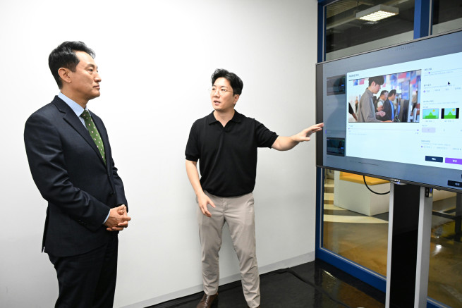 ▲오세훈(왼쪽) 서울시장이 10일 AI 스타트업 간담회에서 설명을 듣고 있다. (사진제공=서울시)