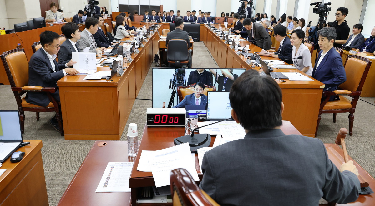 ▲윤상현 국조특위 위원장이 10일 국회에서 열린 '제9회 전국동시지방선거 투표용지 부족 사태 등 국민 참정권 침해 진상규명 및 선거관리 개혁을 위한 국정조사 특별위원회' 제3차 청문회에서 재검표 현장검증 협의를 위해 정회를 선포하고 있다. 사진=연합뉴스