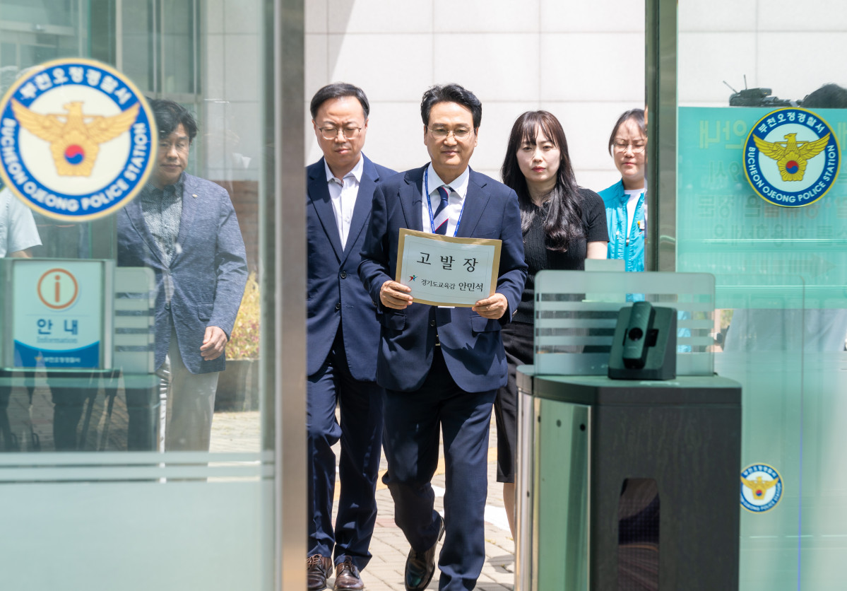 ▲안민석 경기도교육감이 10일 부천오정경찰서를 찾아 부천 오정초등학교에서 발생한 교육활동 침해 사안에 대한 교육감 명의의 형사고발장을 들고 있다. 교권 침해와 관련해 교육감이 학부모를 고발한 것은 안 교육감 취임 후 처음이다. (경기도교육청)