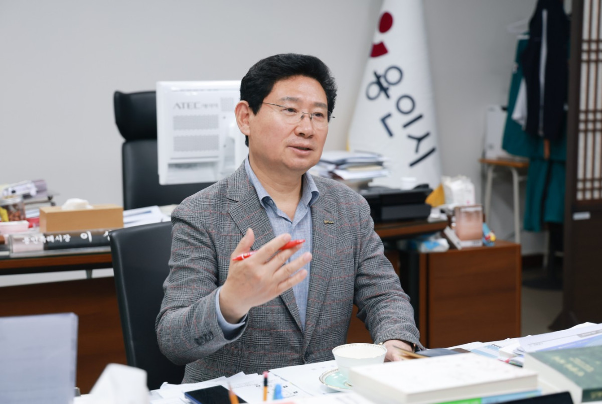 ▲이상일 용인특례시장이 집무실에서 시정 현안에 대해 설명하고 있다. 이 시장은 10일 OBS 라디오 '김준호의 굿모닝 OBS'에 출연해 경기도의 법인지방소득세 공동세원화 구상에 대해 "시·군의 큰 반발을 초래할 것"이라고 밝혔다. (용인특례시)
