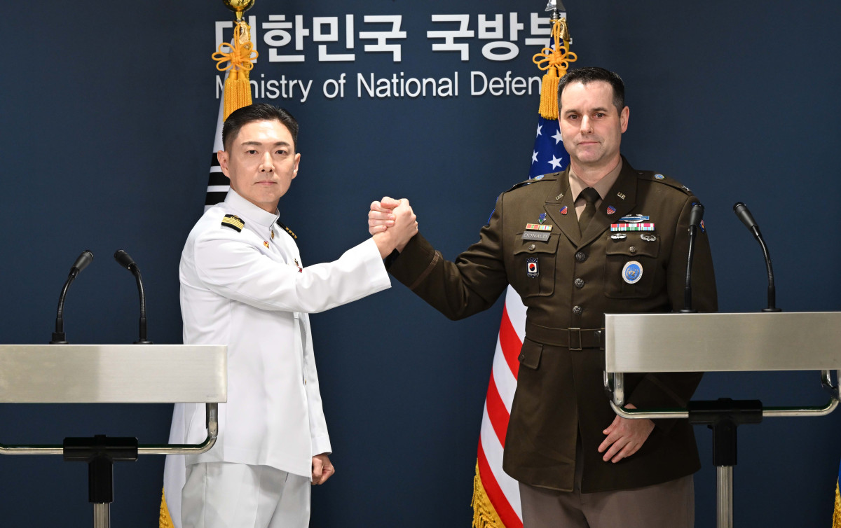 ▲[서울=뉴시스] 사진공동취재단 = 장도영 합동참모본부 공보실장과 라이언 도날드 주한미군사 공보실장이 10일 서울 용산구 국방부 브리핑룸에서 열린 '2026 UFS연습 한미 공동브리핑'에서 악수하고 있다. 2026.08.10. photo@newsis.com