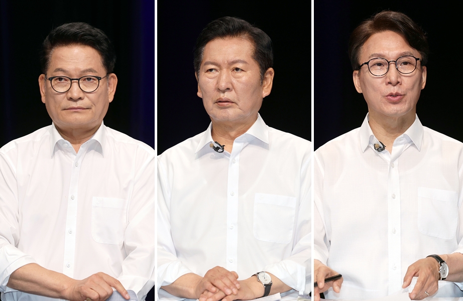 ▲더불어민주당 당 대표 후보들이 10일 오후 전남광주 서구 KBC에서 열린 TV 토론회를 준비하고 있다. 왼쪽부터 송영길, 정청래, 김민석 후보. 2026.8.10 (사진=연합뉴스)