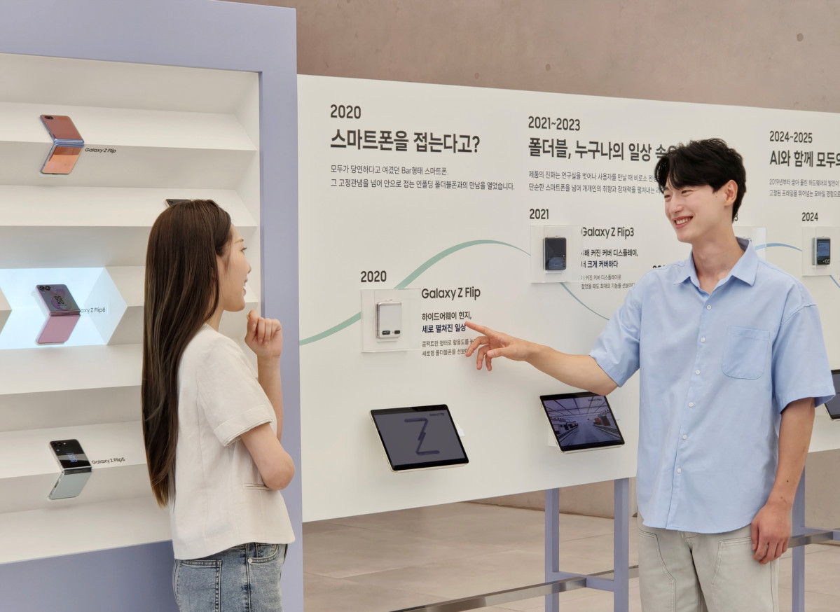 ▲삼성전자 모델이 '폴더블 헤리티지'의 '갤럭시 폴드·플립 스토리' 섹션에서 역대 갤럭시 폴더블 라인업을 확인하는 모습 (사진제공=삼성전자)