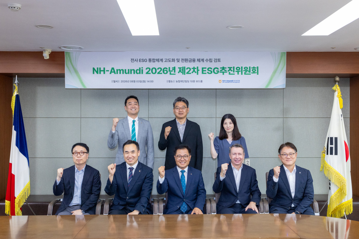 ▲3일 열린 2026년 제2차 ESG추진위원회에서 길정섭 NH-아문디(Amundi)자산운용 대표이사(밑줄 가운데), 니콜라 시몽 부대표(밑줄 오른쪽에서 두번째)와 주요 임원진들이 기념사진을 촬영하고 있다. (사진=NH-아문디(Amundi)자산운용)