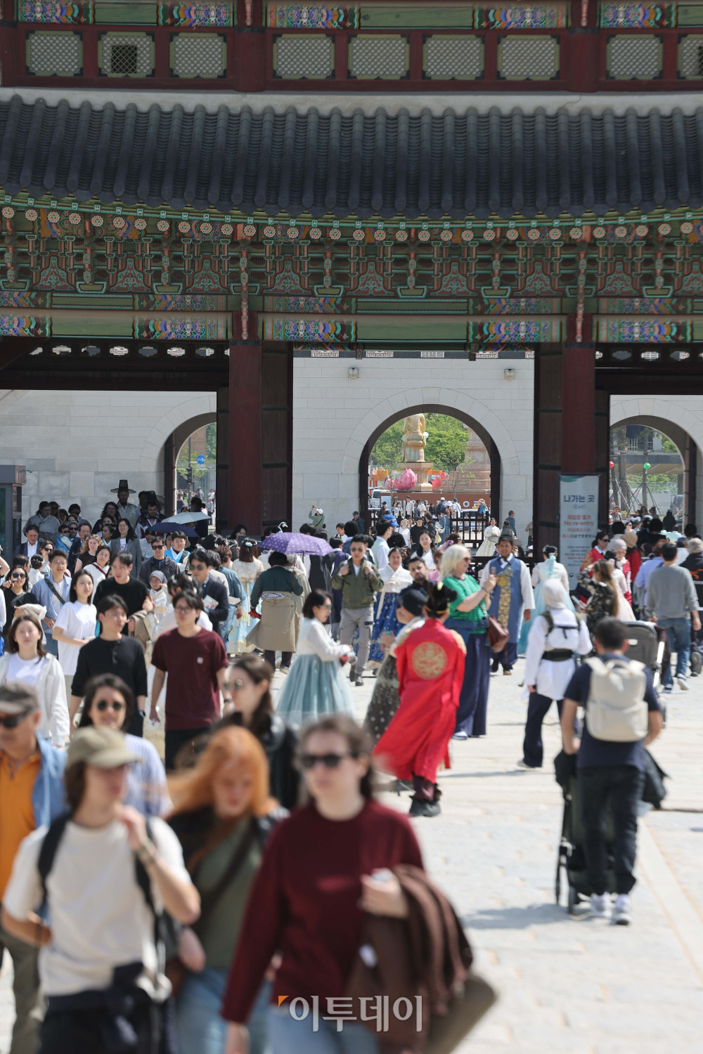 ▲29일 서울 경복궁을 찾은 시민들과 관광객들이 한복을 입고 즐거운 시간을 보내고 있다. 중동 전쟁의 여파로 인한 항공료 부담에 단거리 여행으로 발길을 돌린 중국과 일본 관광객 20만명이 이번 노동절과 골든위크가 겹친 '슈퍼 연휴'에 한국을 찾을 전망이다. (이투데이DB)