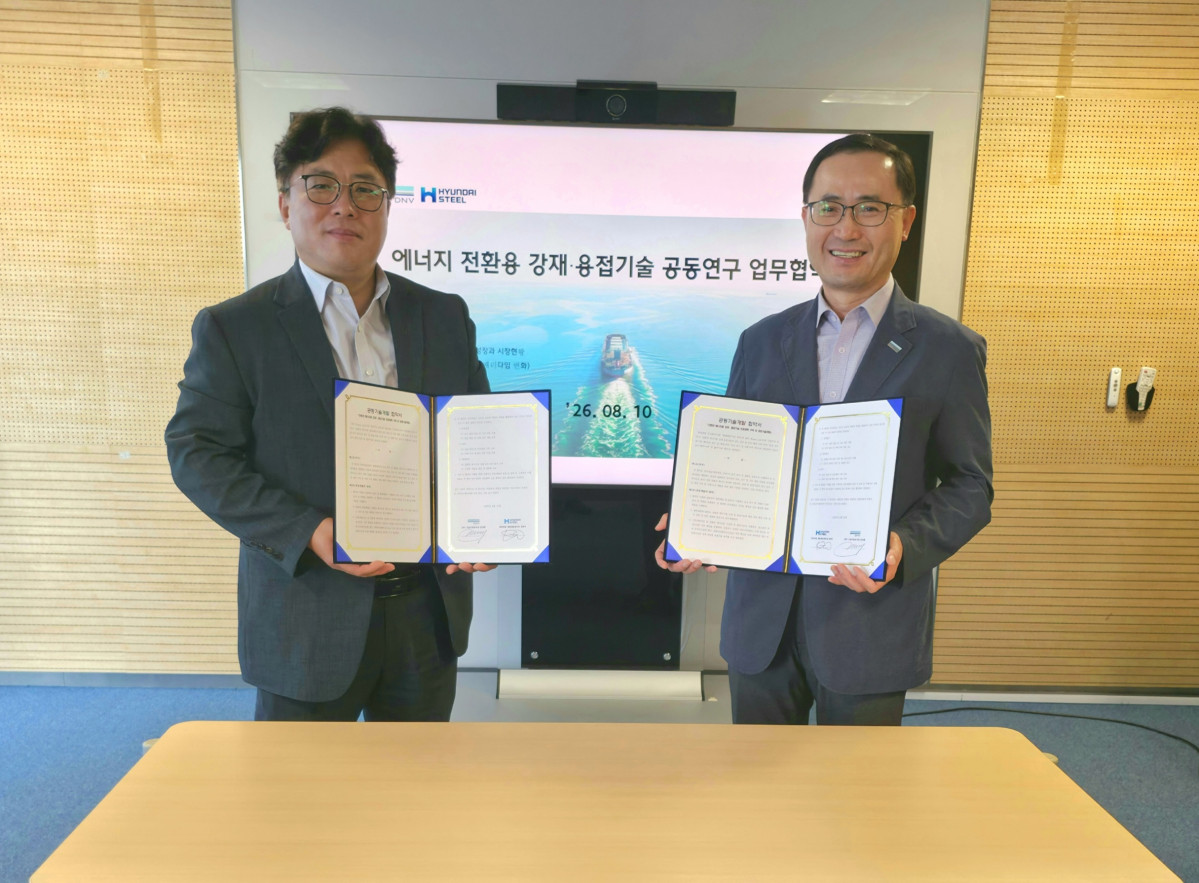 ▲현대제철과 DNV 임원들이 미래 에너지용 강재·용접기술 인증체계 구축 및 공동기술개발 업무협약식 기념 촬영을 하고 있다. (왼쪽부터 현대제철 제품개발센터장 권태우 상무, DNV Korea Maritime 기술개발지원부 문영환 본부장) (사진제공=현대제철)