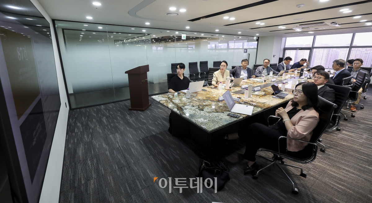 ▲11일 서울 강남구 논현동 이투데이빌딩에서 미래전략위원회 4차 회의가 열리고 있다. 이날 회의에는 안완기 미래전략위원회 위원장(한국공학대 석좌교수·전 한국생산성본부 회장)을 비롯해 이정훈(전 세아창원특수강 대표), 서명지(CSR임팩트 대표), 김철만(법무법인 율촌 변호사), 노태우(한양대학교 교수), 이한경(에코앤파트너스 대표) 위원 등과 본지 이종재 대표이사, 이초희 편집국장, 한승훈 이투데이피엔씨 대표 등이 참석해 보도 방향성에 대한 의견을 나눴다. 고성준 기자 joonko1@