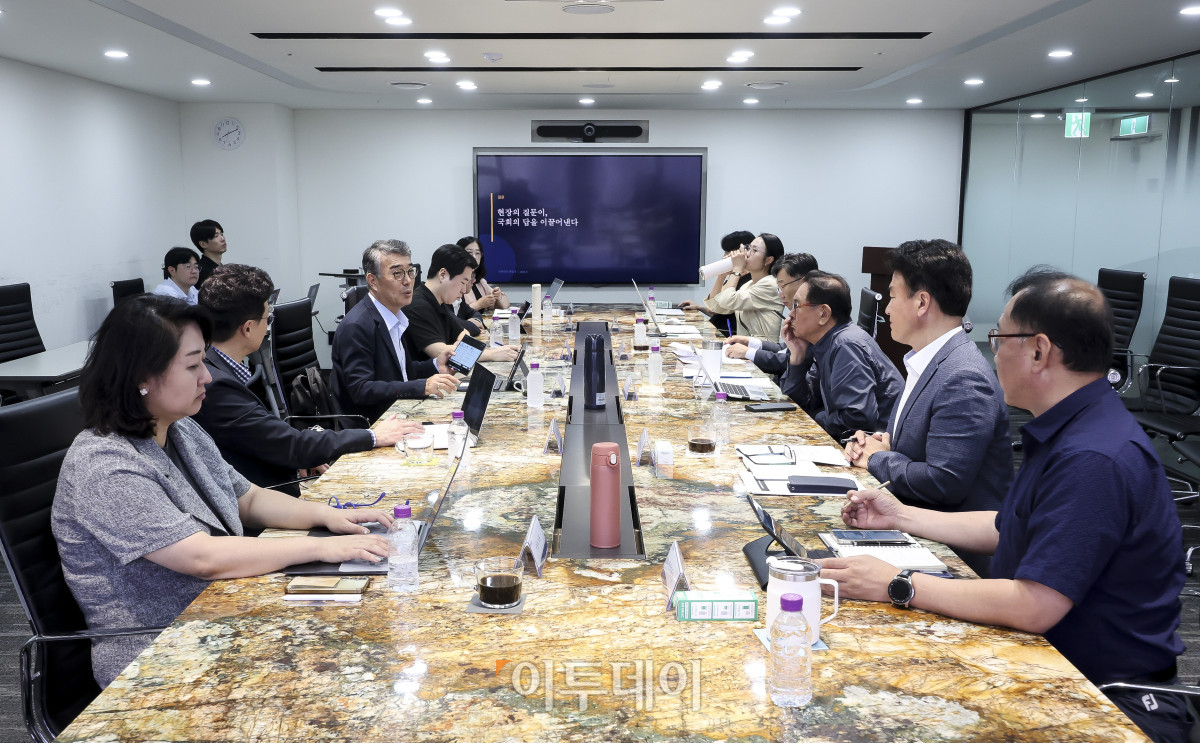 ▲11일 서울 강남구 논현동 이투데이빌딩에서 미래전략위원회 4차 회의가 열리고 있다. 이날 회의에는 안완기 미래전략위원회 위원장(한국공학대 석좌교수·전 한국생산성본부 회장)을 비롯해 이정훈(전 세아창원특수강 대표), 서명지(CSR임팩트 대표), 김철만(법무법인 율촌 변호사), 노태우(한양대학교 교수), 이한경(에코앤파트너스 대표) 위원 등과 본지 이종재 대표이사, 이초희 편집국장, 한승훈 이투데이피엔씨 대표 등이 참석해 보도 방향성에 대한 의견을 나눴다. 고성준 기자 joonko1@