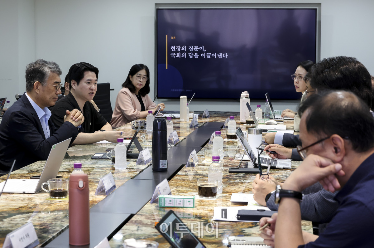 ▲11일 서울 강남구 논현동 이투데이빌딩에서 미래전략위원회 4차 회의가 열리고 있다. 이날 회의에는 안완기 미래전략위원회 위원장(한국공학대 석좌교수·전 한국생산성본부 회장)을 비롯해 이정훈(전 세아창원특수강 대표), 서명지(CSR임팩트 대표), 김철만(법무법인 율촌 변호사), 노태우(한양대학교 교수), 이한경(에코앤파트너스 대표) 위원 등과 본지 이종재 대표이사, 이초희 편집국장, 한승훈 이투데이피엔씨 대표 등이 참석해 보도 방향성에 대한 의견을 나눴다. 고성준 기자 joonko1@