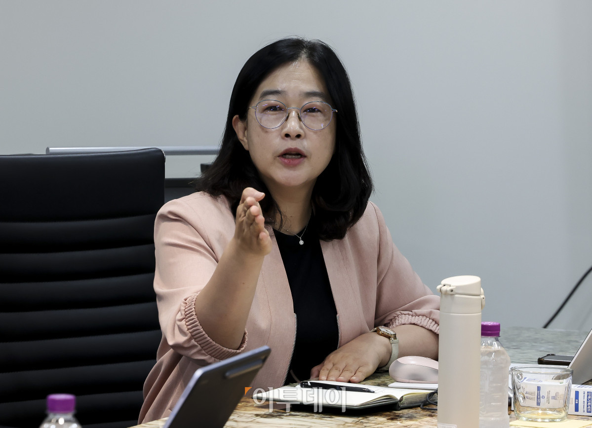 ▲이한경 미래전략위원회 위원(에코앤파트너스 대표)가 11일 서울 강남구 논현동 이투데이빌딩에서 열린 미래전략위원회 4차 회의에서 발언하고 있다.  고성준 기자 joonko1@