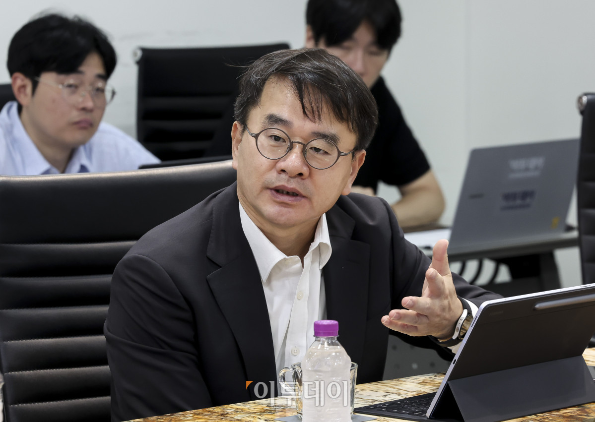 ▲김철만 미래전략위원회 위원(법무법인 율촌 변호사)이 11일 서울 강남구 논현동 이투데이빌딩에서 열린 미래전략위원회 4차 회의에서 발언하고 있다. 고성준 기자 joonko1@