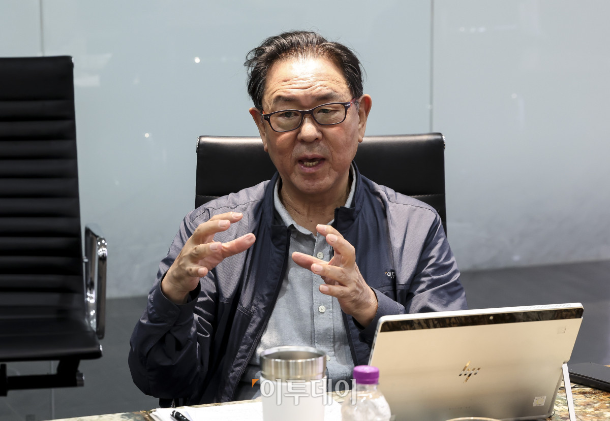 ▲이종재 이투데이 대표이사 부회장이 11일 서울 강남구 논현동 이투데이빌딩에서 열린 미래전략위원회 4차 회의에서 발언하고 있다. 이날 회의에는 안완기 미래전략위원회 위원장(한국공학대 석좌교수·전 한국생산성본부 회장)을 비롯해 이정훈(전 세아창원특수강 대표), 서명지(CSR임팩트 대표), 김철만(법무법인 율촌 변호사), 노태우(한양대학교 교수), 이한경(에코앤파트너스 대표) 위원 등과 본지 이 대표이사, 이초희 편집국장, 한승훈 이투데이피엔씨 대표 등이 참석해 보도 방향성에 대한 의견을 나눴다.