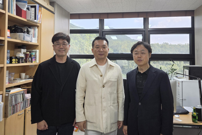 ▲포톤이 5일 서울대학교에서 개최한 '양자 정밀제어 기반 차세대 냉각기술' 설명회를 성공적으로 마무리했다고 밝혔다.<왼쪽부터 강기웅 엣지큐 사장, 김정욱 포톤 회장, 정인 서울대학교 교수> (사진제공 = 포톤)