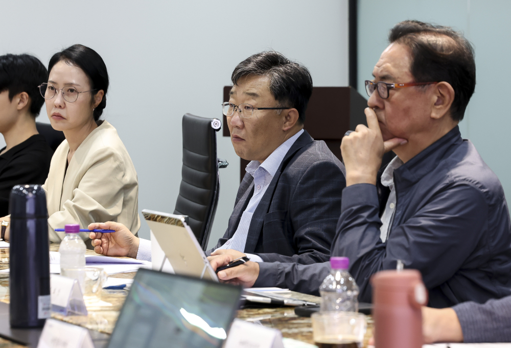 ▲11일 서울 강남구 논현동 이투데이빌딩에서 미래전략위원회 4차 회의가 열리고 있다. 이날 회의에는 안완기 미래전략위원회 위원장(한국공학대 석좌교수·전 한국생산성본부 회장)을 비롯해 이정훈(전 세아창원특수강 대표), 서명지(CSR임팩트 대표), 김철만(법무법인 율촌 변호사), 노태우(한양대학교 교수), 이한경(에코앤파트너스 대표) 위원 등과 본지 이종재 대표이사, 이초희 편집국장, 한승훈 이투데이피엔씨 대표 등이 참석해 보도 방향성에 대한 의견을 나눴다. 고성준 기자 joonko1@ (이투데이DB)