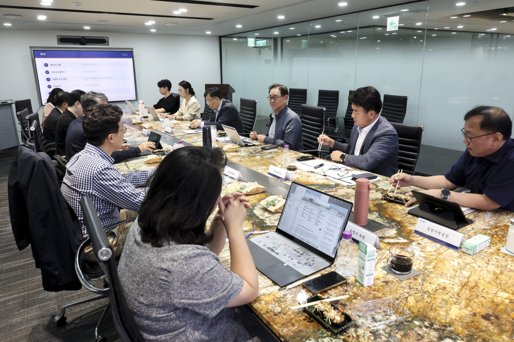 ▲11일 서울 강남구 논현동 이투데이빌딩에서 미래전략위원회 4차 회의가 열리고 있다. 이날 회의에는 안완기 미래전략위원회 위원장(한국공학대 석좌교수·전 한국생산성본부 회장)을 비롯해 이정훈(전 세아창원특수강 대표), 서명지(CSR임팩트 대표), 김철만(법무법인 율촌 변호사), 노태우(한양대학교 교수), 이한경(에코앤파트너스 대표) 위원 등과 본지 이종재 대표이사, 이초희 편집국장, 한승훈 이투데이피엔씨 대표 등이 참석해 보도 방향성에 대한 의견을 나눴다. 고성준 기자 joonko1@ (이투데이DB)