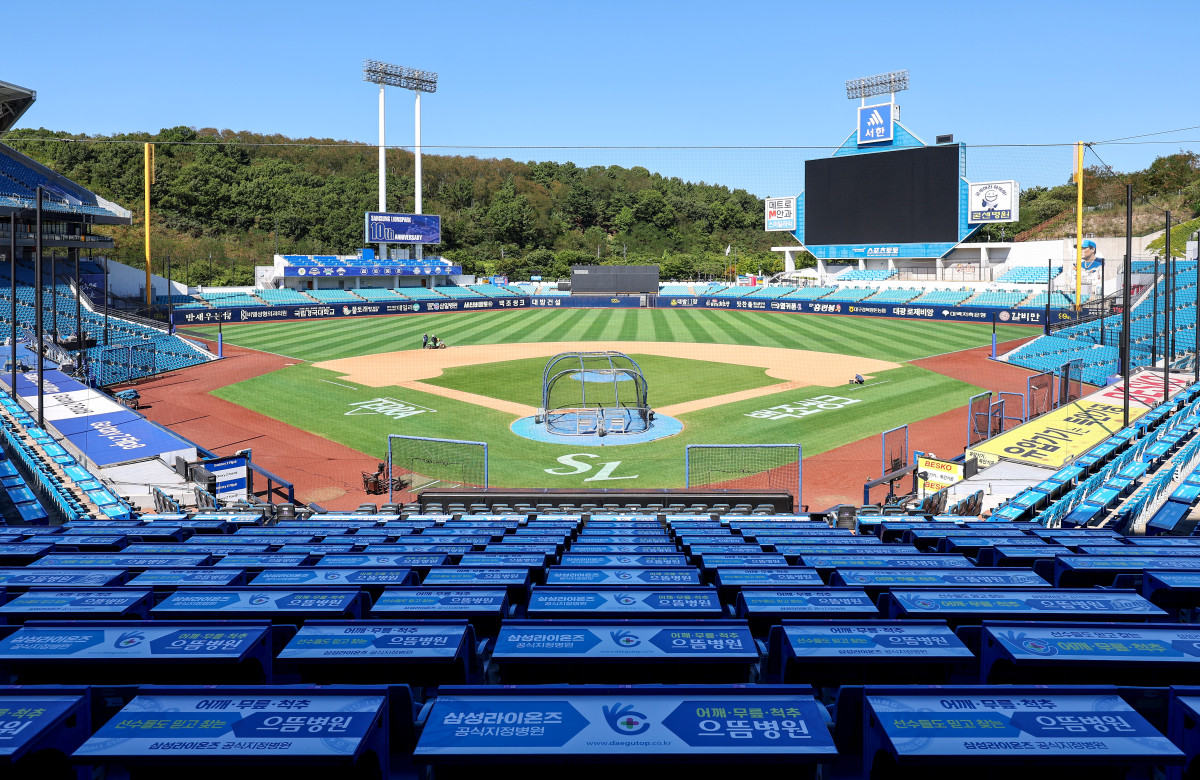 ▲전국을 덮친 기록적인 폭염으로 프로야구 전 경기가 이틀 연속 취소된 6일 오후 대구 수성구 삼성라이온즈파크에서 구장 관계자들이 그라운드를 정비하고 있다. (뉴시스)