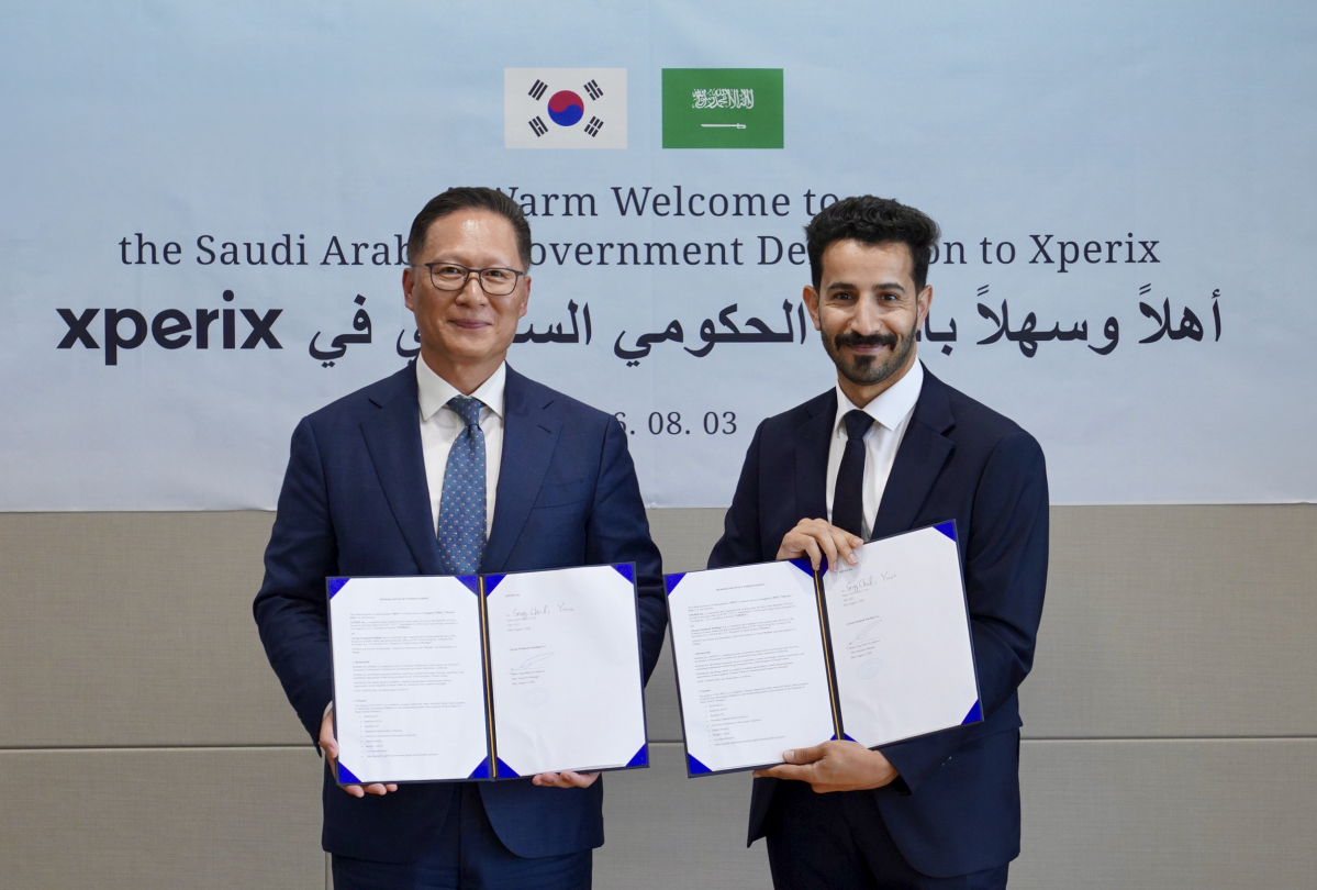 ▲윤상철 엑스페릭스 대표(왼쪽)와 하디 알나와플레(Hadi Alnawafleh) Alyam Technical Trading 사업전략총괄이 MOU 체결했다.(엑스페릭스 제공)