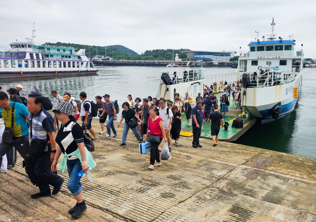 ▲목포~우이 항로를 운항하 ‘섬사랑6호’에서 여객들이 하선하고 있다. (한국해양교통안전공단)