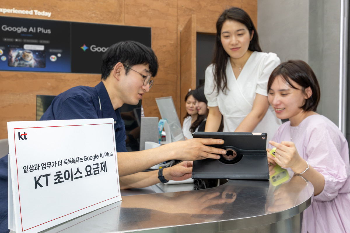 ▲KT가 Google과 협력해 생성형 AI 혜택을 결합한 초이스 요금제 신규 라인업을 선보인다고 11일 밝혔다. KT 모델들이 신규 초이스 라인업을 소개하고 있는 모습. (사진제공=KT)