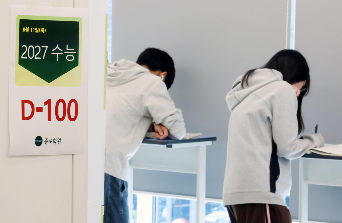 ▲2027학년도 대학수학능력시험을 100일 앞둔 11일 서울 성북구 강북종로학원 성북에서 수험생들이 자율학습을 하고 있다. 신태현 기자 holjjak@