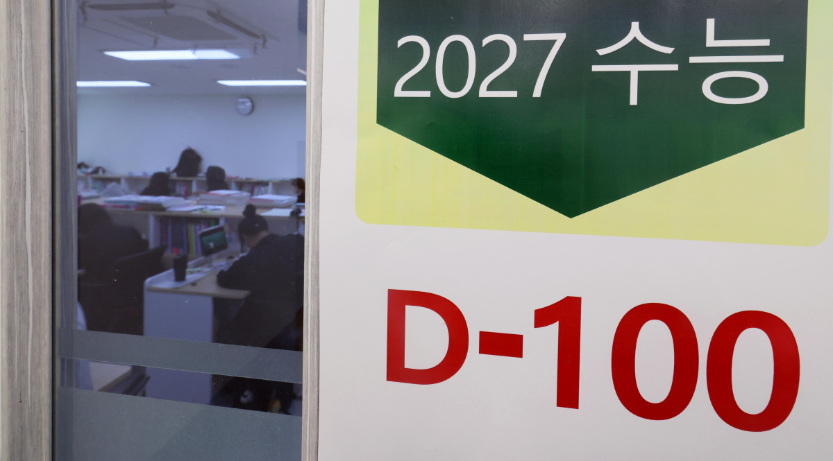 ▲2027학년도 대학수학능력시험을 100일 앞둔 11일 서울 성북구 강북종로학원 성북에서 수험생들이 자율학습을 하고 있다. 신태현 기자 holjjak@