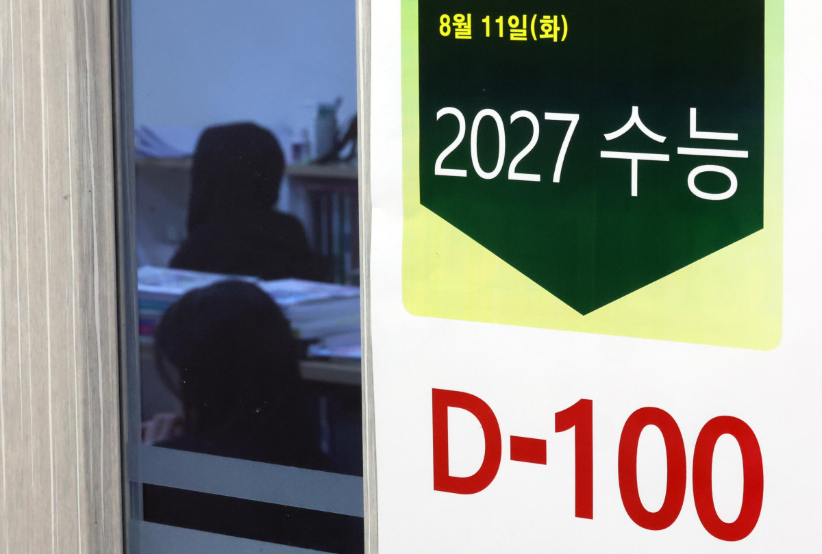 ▲2027학년도 대학수학능력시험을 100일 앞둔 11일 서울 성북구 강북종로학원 성북에서 수험생들이 자율학습을 하고 있다. 신태현 기자 holjjak@