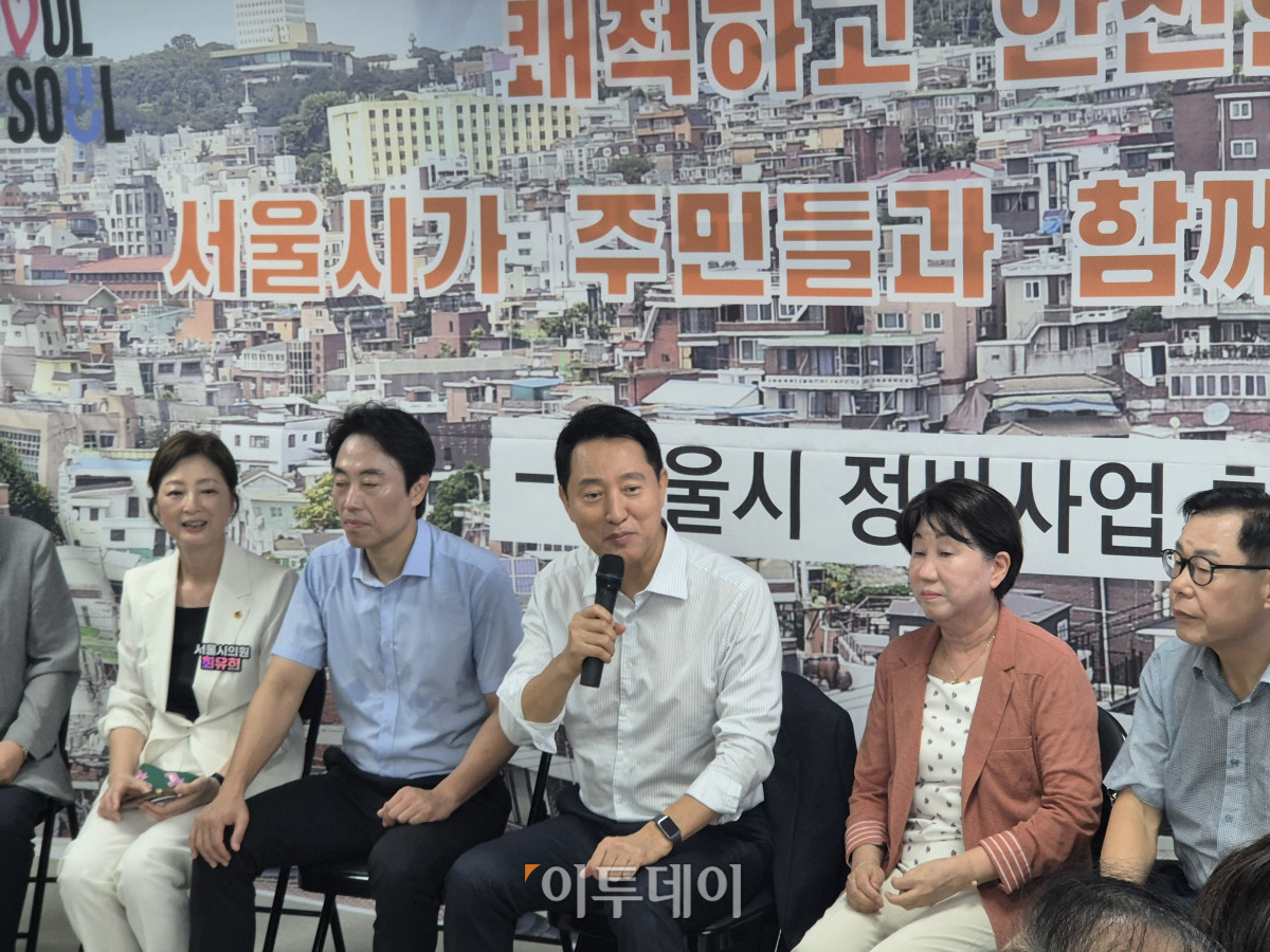 ▲오세훈 서울시장이 11일 서울 용산구 서계·청파동 청파2 재개발 조합사무실에서 주민간담회를 진행했다. (이난희 기자 @nancho0907)